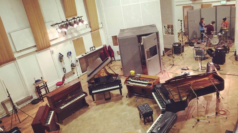 Los Nuevos Monstruos grabando en Abbey Road Studios!